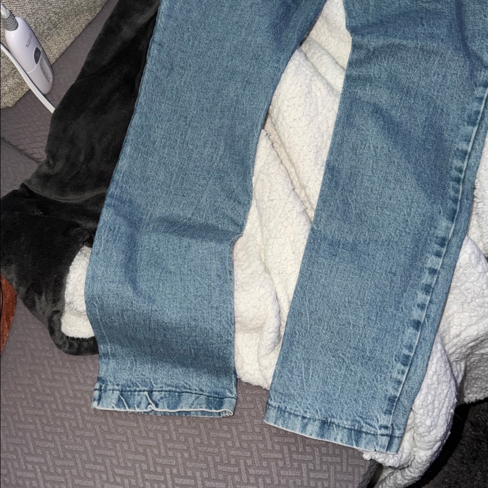 Good American High Rise Light Blue Distressed Jeans - Picture 7 of 9